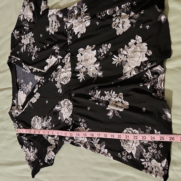 Torrid Black Floral Print Baby Doll Surplice Short Sleeve Women's Top Size 1 - Picture 11 of 15